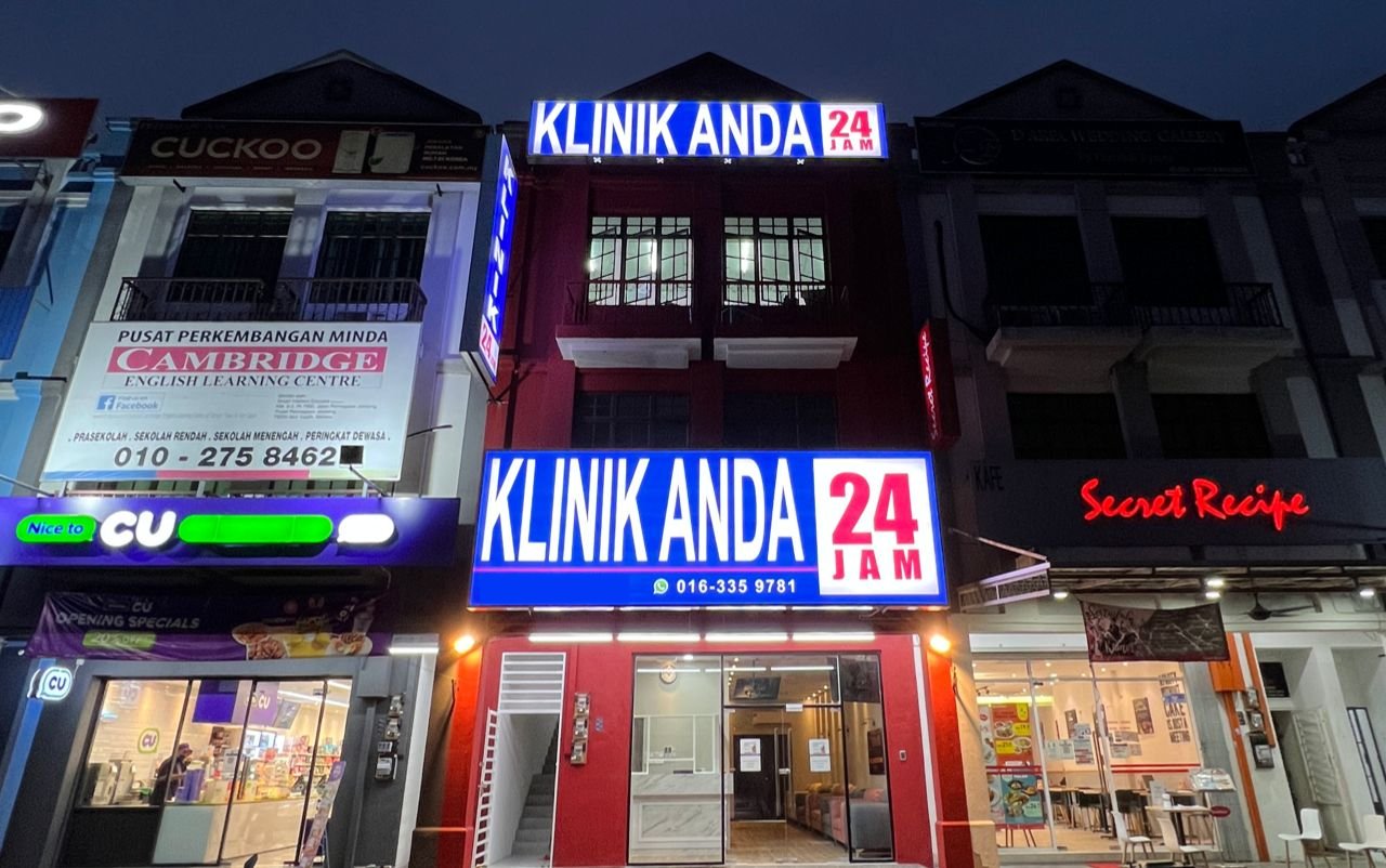 Bangunan Klinik Anda 24 Jam Alor Gajah pada waktu malam